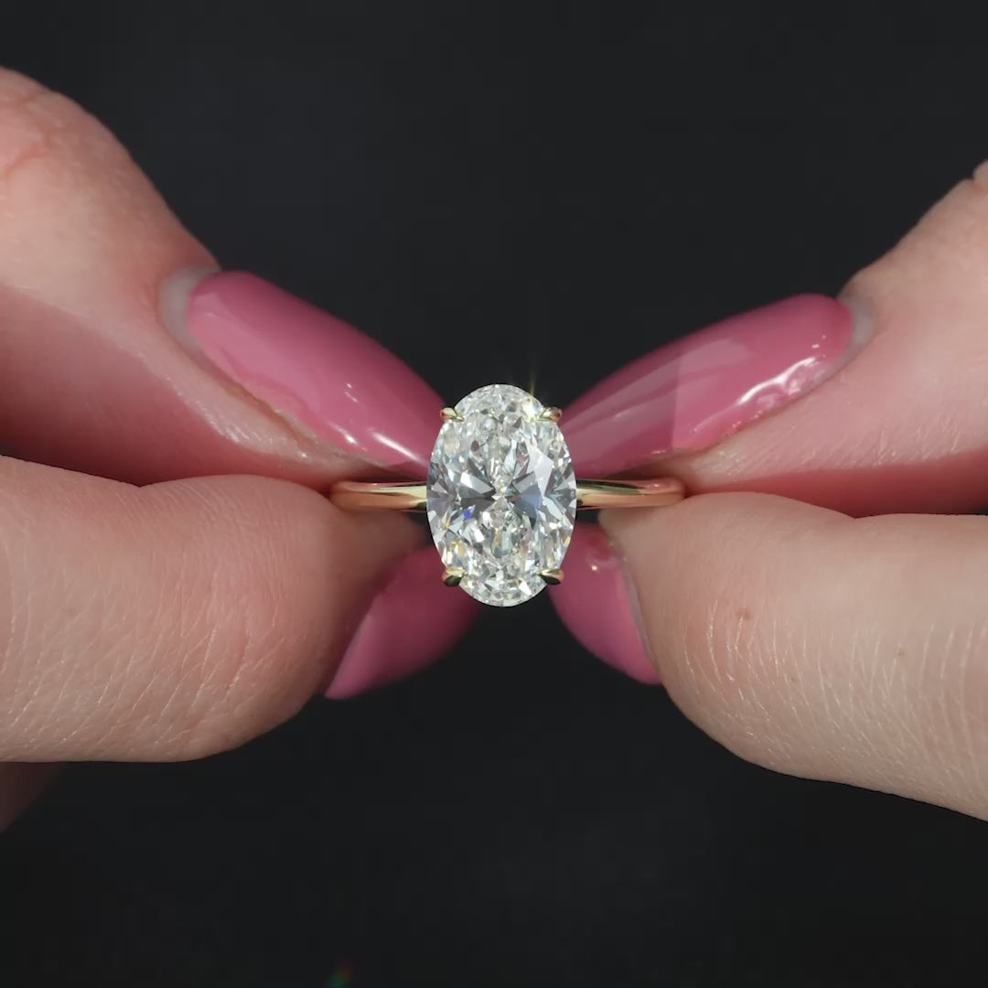 The solitaire phoebe oval yellow gold #material_gold