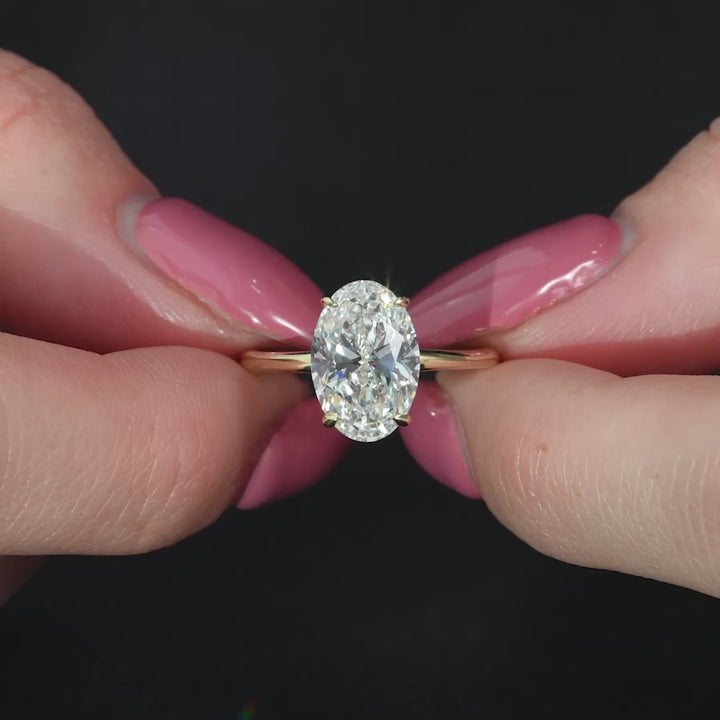 The solitaire phoebe oval yellow gold #material_gold