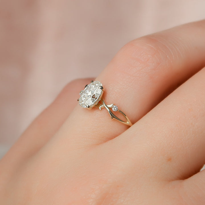 The Coco Set With Oval Side Stone Moissanite#material_18k-gold