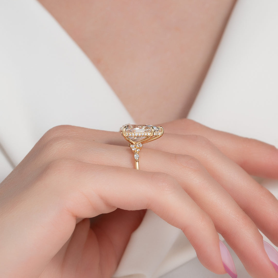 The Emery Set With A Pear Lab Diamond#material_gold