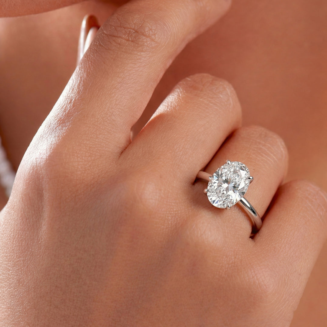The Solitaire Phoebe Oval White Gold #material_white