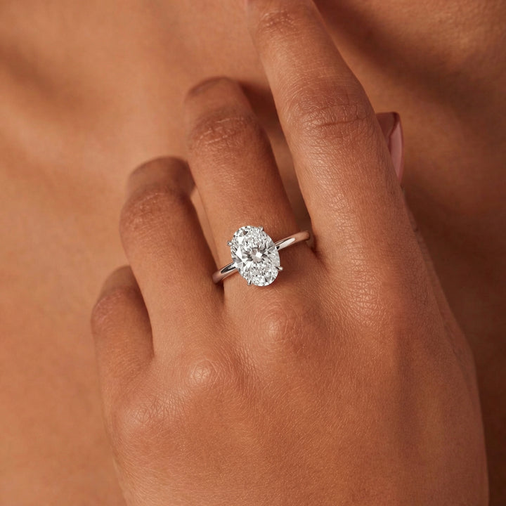 The Solitaire Phoebe Oval White Gold #material_white