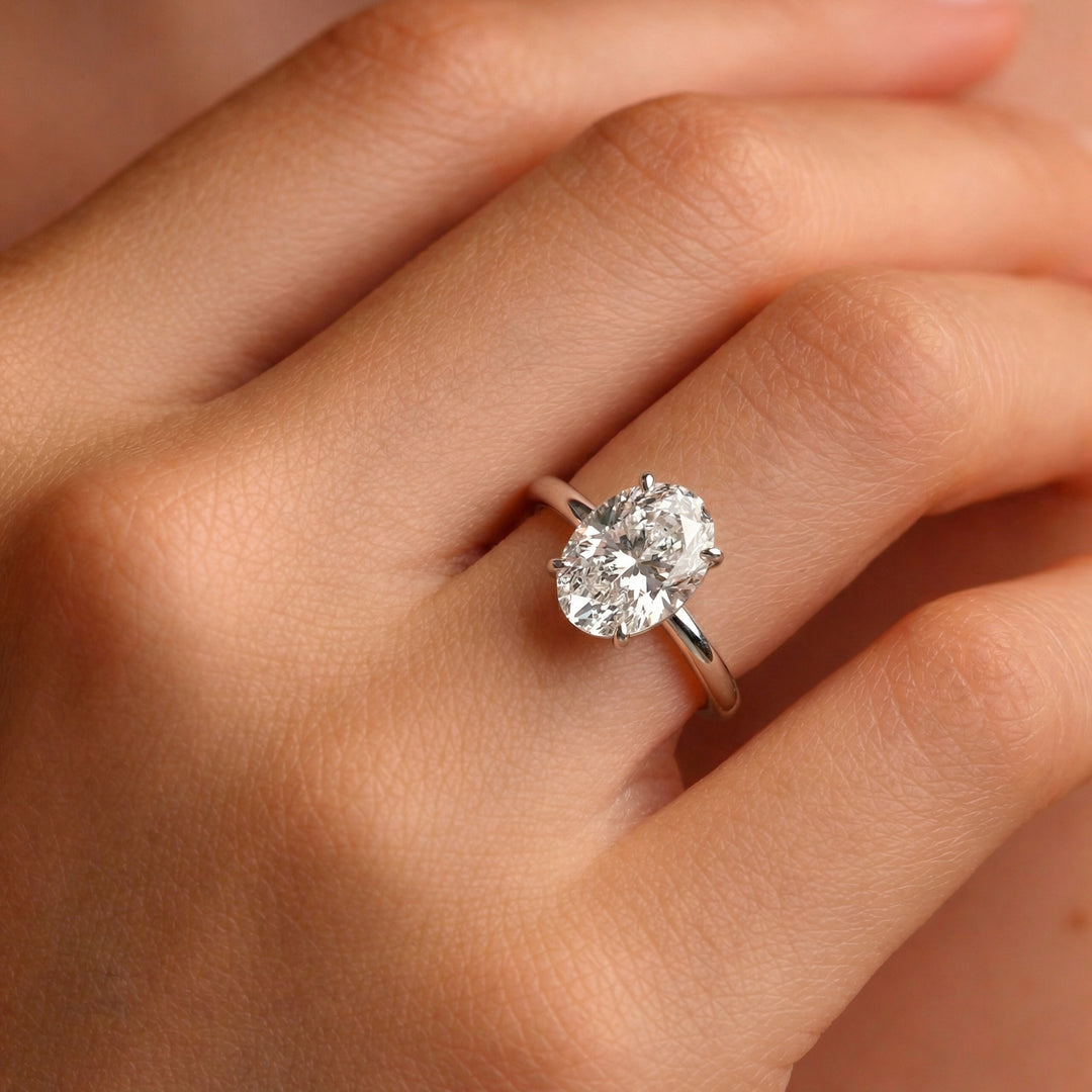 The Solitaire Phoebe Oval White Gold #material_white
