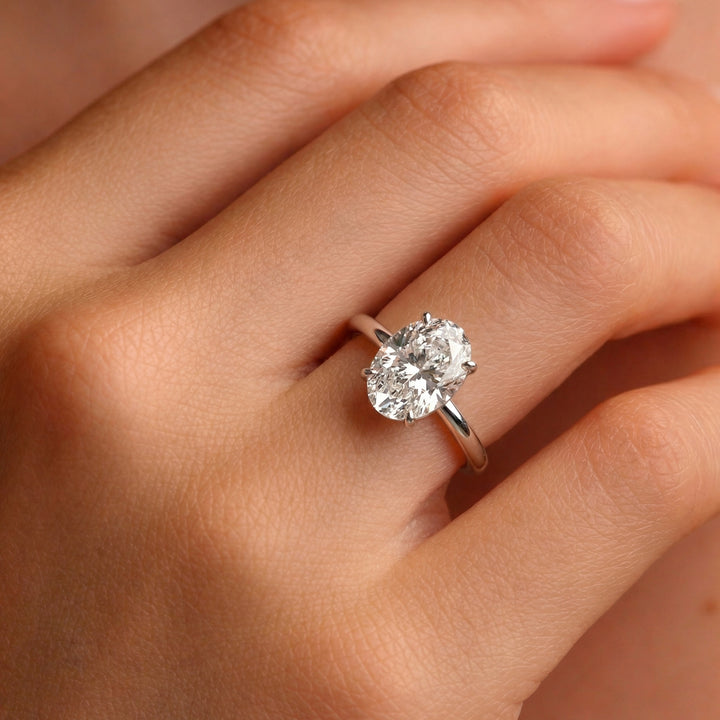 The Solitaire Phoebe Oval White Gold #material_white