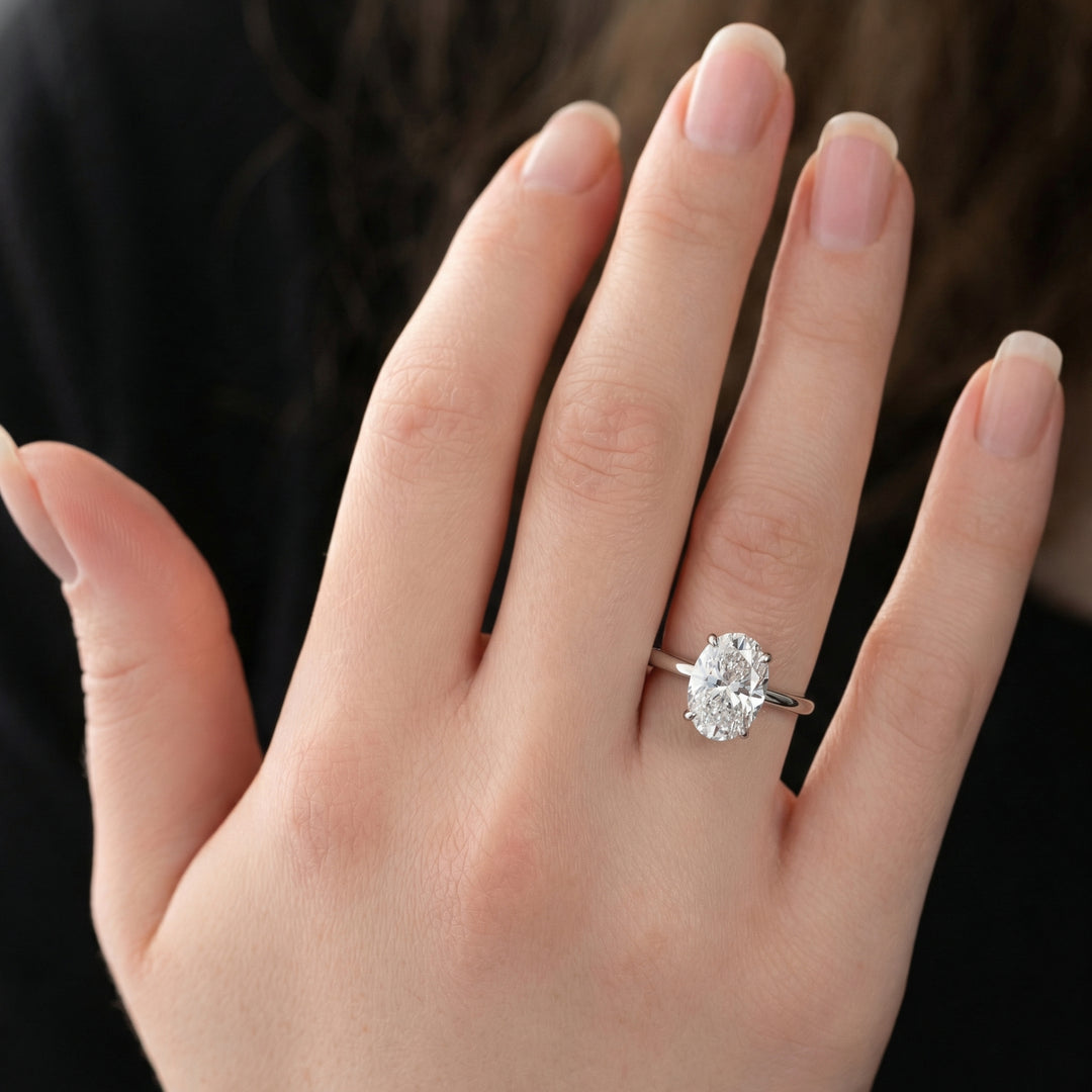 The Solitaire Phoebe Oval White Gold #material_white