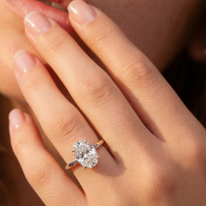 The Solitaire Phoebe Oval White Gold #material_white