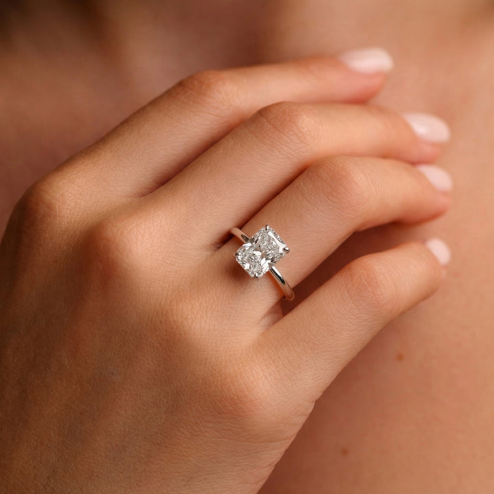 The Solitaire Phoebe Radiant White Gold #material_white