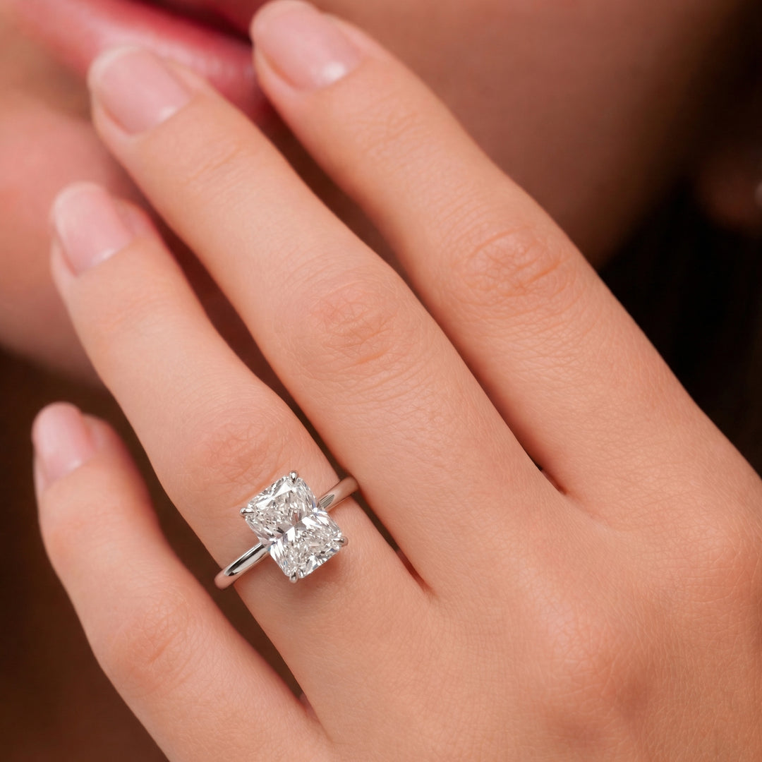 The Solitaire Phoebe Radiant White Gold #material_white