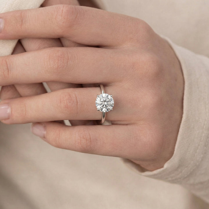 The Solitaire Phoebe Round White Gold #material_white