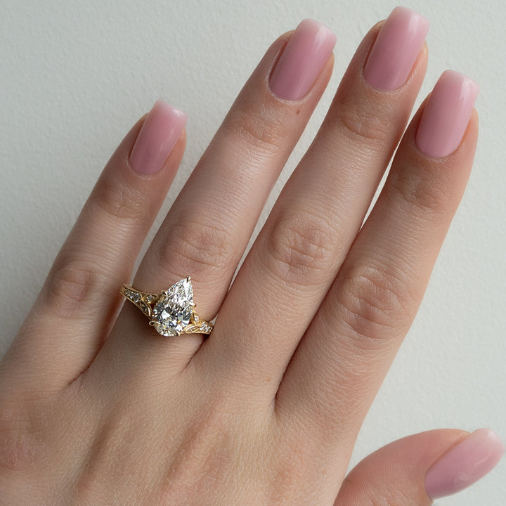 The Vienna Set With A Pear Lab Diamond#material_gold