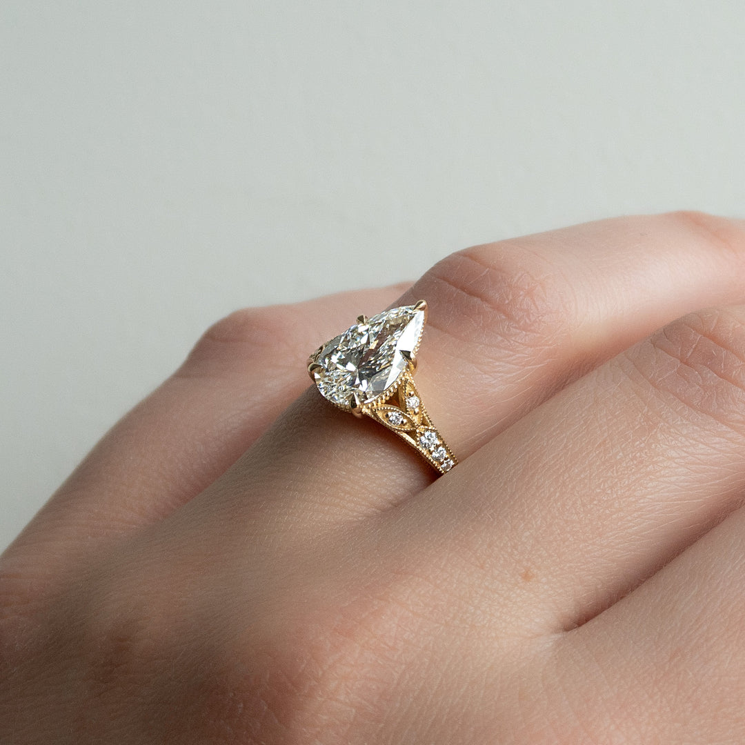 The Vienna Set With A Pear Lab Diamond#material_gold