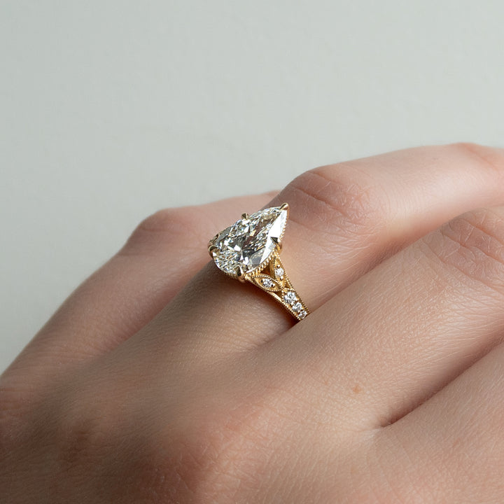 The Vienna Set With A Pear Lab Diamond#material_gold